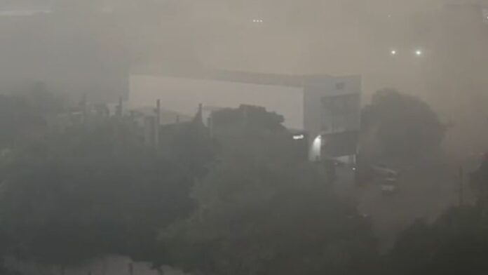 Nuvem de poeira se forma antes do temporal em Canoas