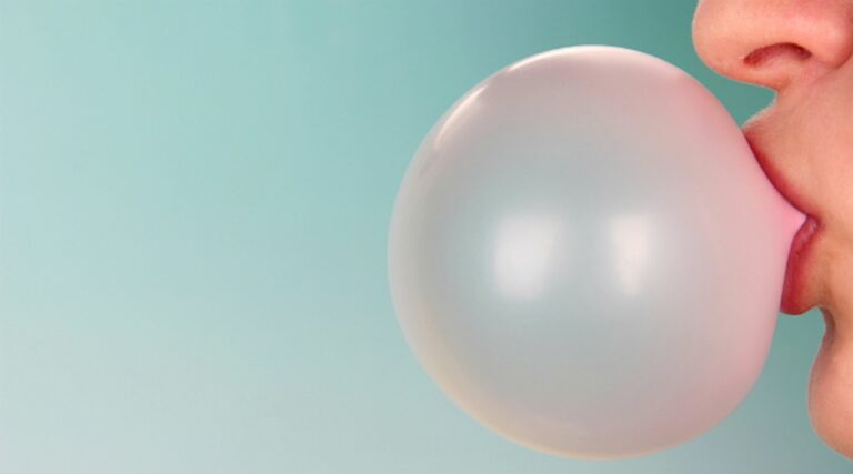 Chiclete pode liberar microplásticos