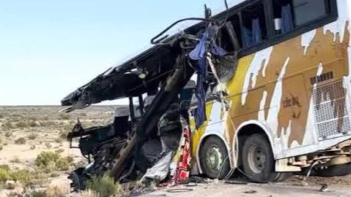 colisão ônibus mortos