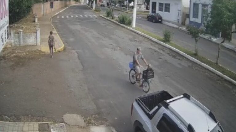 Vídeo mostra homem pedalando momentos antes de jogar criança de ponte