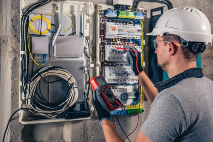 A Prefeitura Municipal de Canoas está fornecendo um curso de eletricista predial gratuito. Restam 12 vagas abertas para uma das turmas.