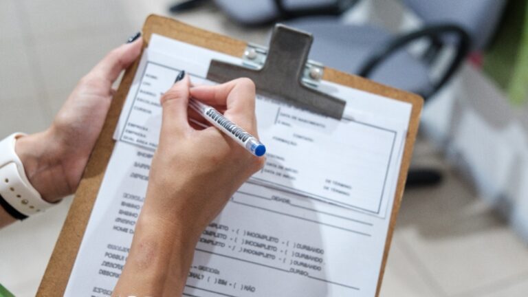 Caravana de Emprego acontecerá nesta quinta-feira (27) no centro de Canoas. Evento conta com mais de 300 vagas abertas; entenda