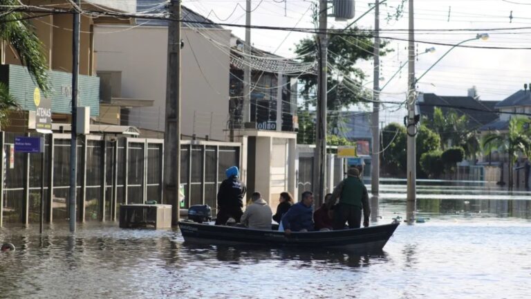 Atingidos pela enchente ainda podem sacar auxílio de R$ 6.220