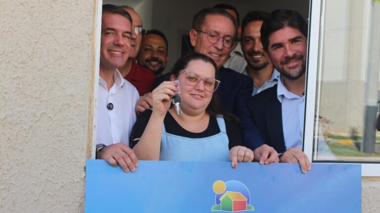 Mais de 80 famílias atingidas pela enchente recebem chaves de apartamentos