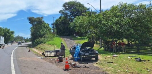 ERS-240: duas pessoas morrem em grave acidente entre carro e caminhão trator