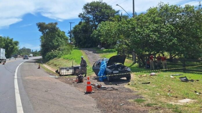 ERS-240: duas pessoas morrem em grave acidente entre carro e caminhão trator