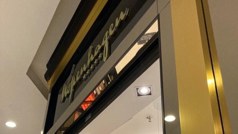 Tradicional empresa de chocolates fecha loja