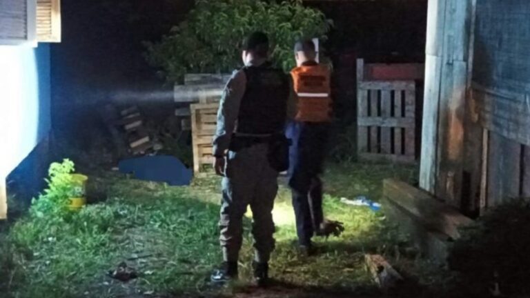 Homem é morto a tiros no pátio de casa