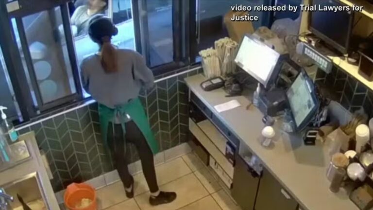 Após 5 anos, homem que ficou com partes íntimas desconfiguradas após queimadura com chá quente do Starbucks recebe indenização.