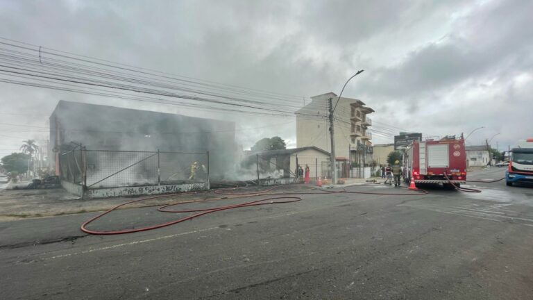 Avenida está totalmente bloqueada após incêndio atingir borracharia em Canoas