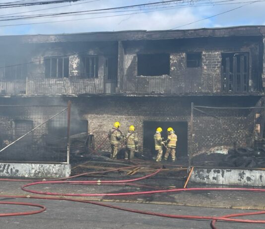 Cinco apartamentos ficam destruídos após incêndio de grandes proporções em Canoas