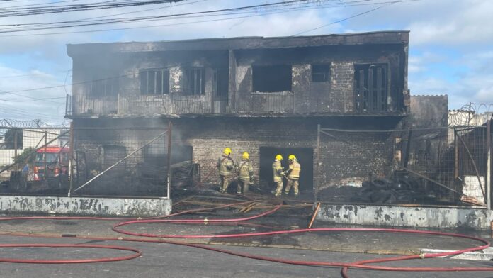 Cinco apartamentos ficam destruídos após incêndio de grandes proporções em Canoas