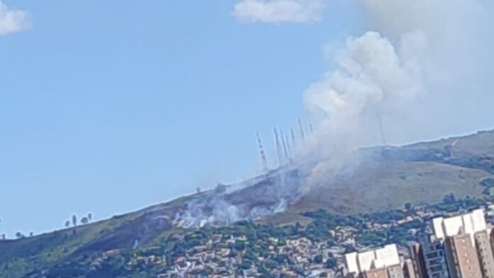 Incêndio de grandes proporções faz bombeiros usarem helicóptero