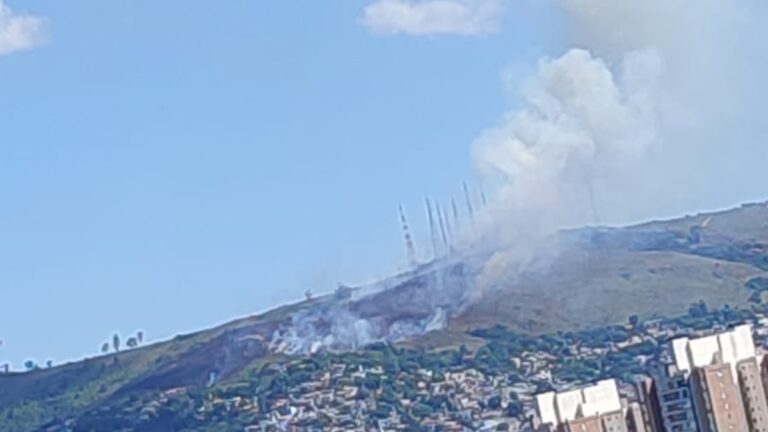 Incêndio de grandes proporções faz bombeiros usarem helicóptero