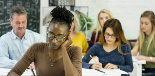 Inscrições para o EJA - Educação de Jovens e Adultos - estão abertas nas escolas municipais de Canoas; entenda