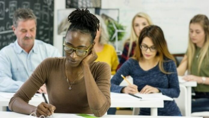 Inscrições para o EJA - Educação de Jovens e Adultos - estão abertas nas escolas municipais de Canoas; entenda