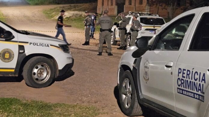 Homem é morto a tiros saindo de carro