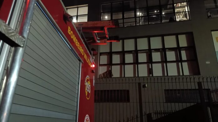 Mulher morre após cair 10 metros de altura em academia
