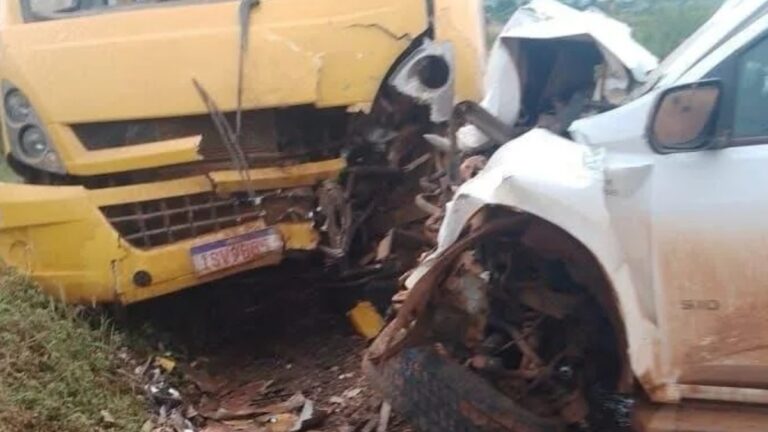 Motorista morre após colisão entre ônibus escolar e caminhonete