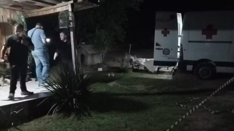 Pai e filho são mortos a tiros dentro de casa