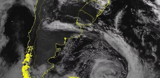 O Rio Grande do Sul enfrentará mudanças no clima nos próximos dias devido à influência de um ciclone extratropical que avança pelo Atlântico Sul. Apesar de o sistema se afastar da América do Sul, a frente fria associada a ele provocará instabilidades e queda nas temperaturas no estado.