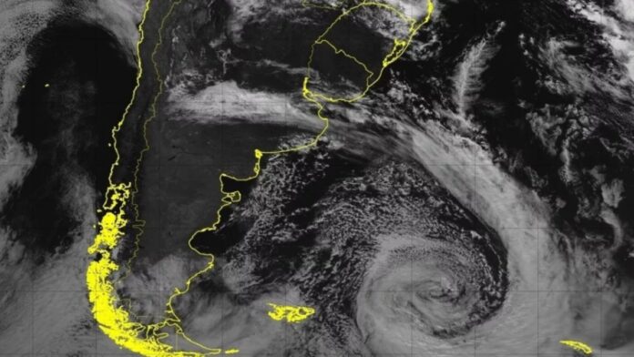 O Rio Grande do Sul enfrentará mudanças no clima nos próximos dias devido à influência de um ciclone extratropical que avança pelo Atlântico Sul. Apesar de o sistema se afastar da América do Sul, a frente fria associada a ele provocará instabilidades e queda nas temperaturas no estado.