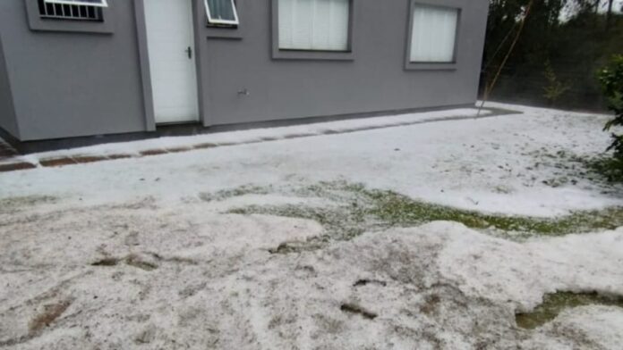 Forte temporal com ventos e granizo atinge cidade no Rio Grande do Sul