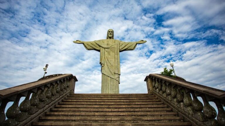 Turista gaúcho morre após infarte fulminante nas escadarias do Cristo Redentor no Rio de Janeiro. Entenda o caso