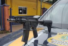 A Polícia Rodoviária Federal prendeu uma passageira em um ônibus de linha com um fuzil calibre 556. A abordagem aconteceu na BR-386