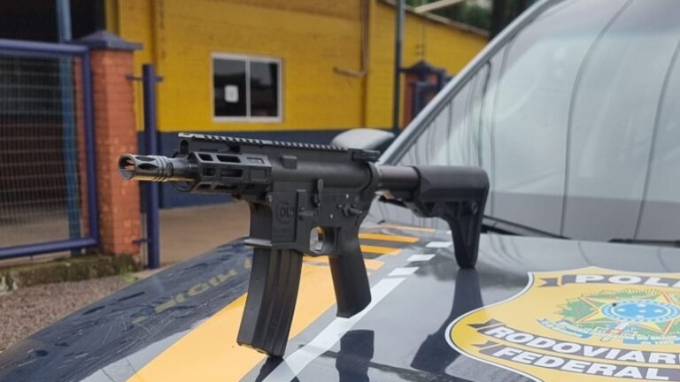 A Polícia Rodoviária Federal prendeu uma passageira em um ônibus de linha com um fuzil calibre 556. A abordagem aconteceu na BR-386
