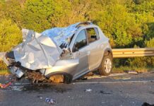 Colisão frontal entre carro e caminhão na BR-386 deixa 4 mortos