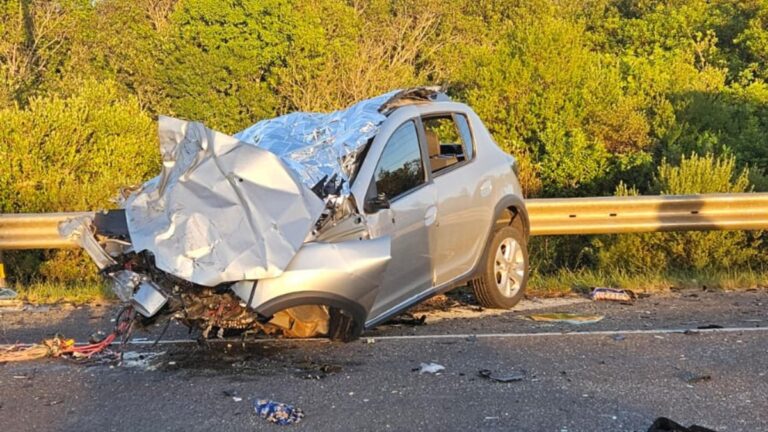 Colisão frontal entre carro e caminhão na BR-386 deixa 4 mortos
