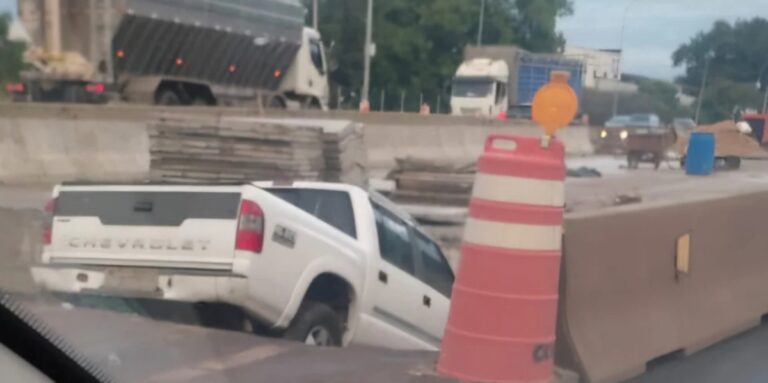 Uma caminhonete, com placas de Canoas, caiu nas obras de alargamento na BR-386, em Lajeado, na manhã desta terça-feira (08)