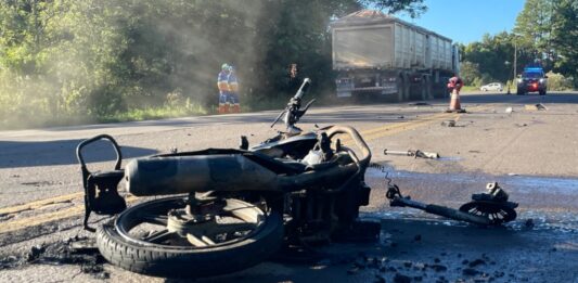 Motociclista morre após acidente com caminhão