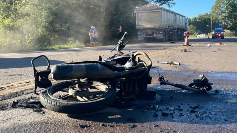 Motociclista morre após acidente com caminhão