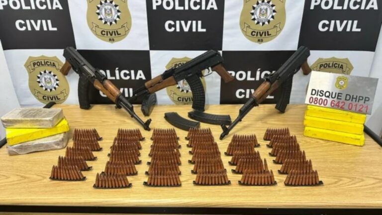 A Polícia Civil apreendeu, na noite da última segunda-feira (07), armamento de fogo e entorpecentes em Porto Alegre