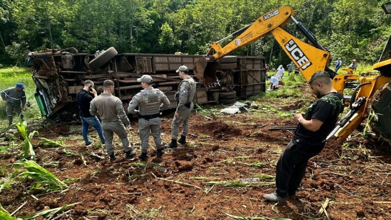 Homem e seis mulheres morrem em acidente com ônibus da UFSM