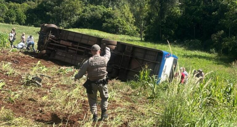 Acidente com ônibus deixa sete estudantes mortos; local tem histórico de acidentes