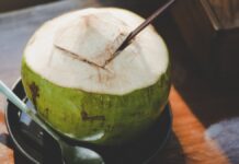 homem morre ao tomar água de coco podre
