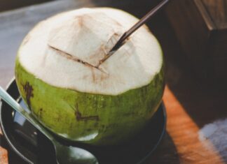 homem morre ao tomar água de coco podre