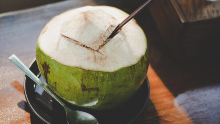 homem morre ao tomar água de coco podre
