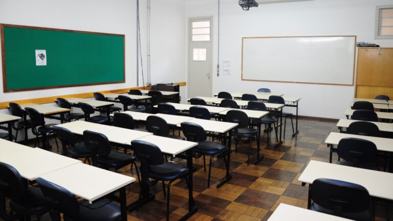 Funcionário de universidade é demitido acusado de esconder câmera em banheiro feminino