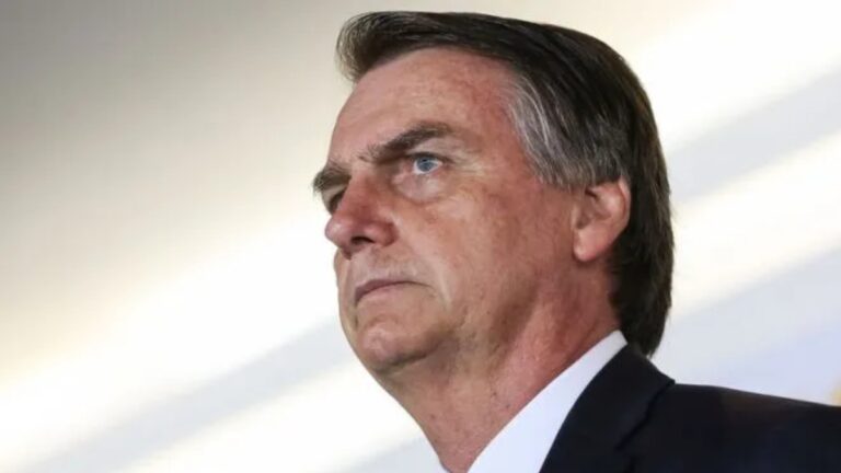 Bolsonaro passa mal e é internado em hospital
