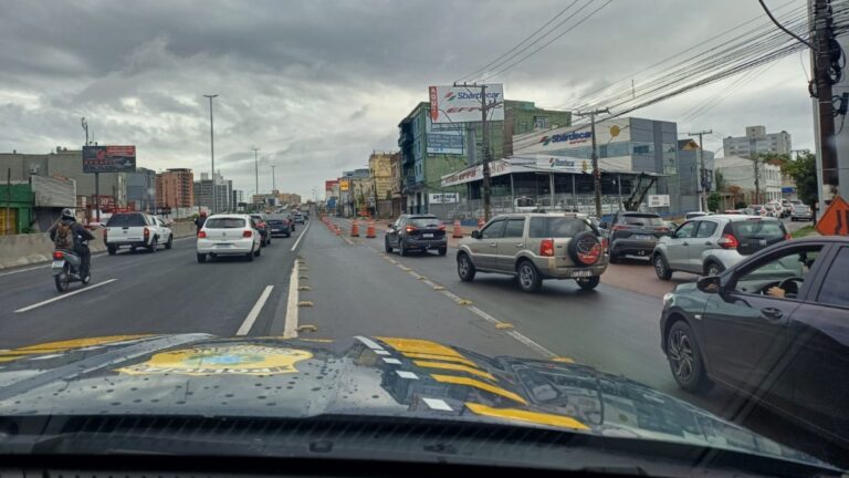 BR-116: bloqueio causa grande congestionamento em Canoas; Veja por onde desviar