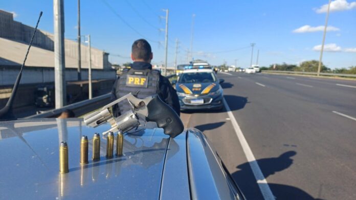 BR-116: foragido armado é preso com carro roubado e clonado em Canoas