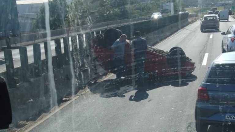 BR-386: carro capota em Nova Santa Rita e causa lentidão no trânsito