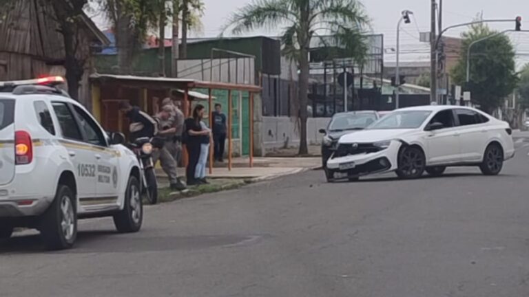 Carro e moto colidem em Canoas