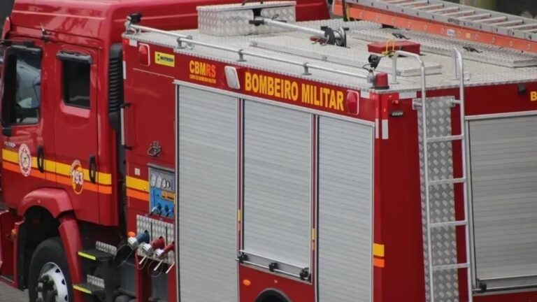 Canoas: bombeiros combatem fogo em avenida