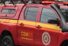 Bombeiros combatem incêndio em prédio em Canoas