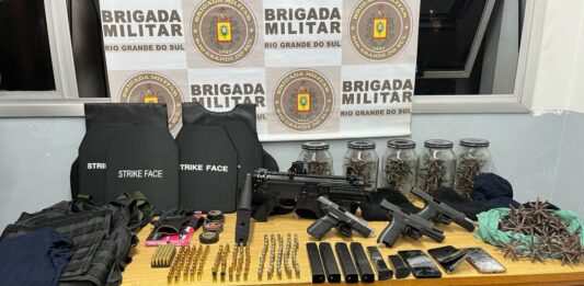 Brigada Militar prende criminosos com arsenal de armas e munições em Canoas